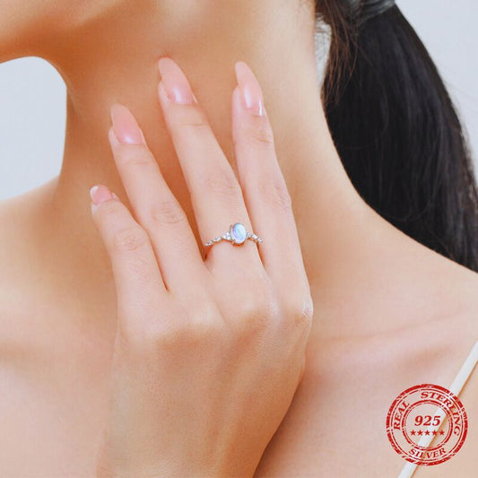 Anello con pietra di luna: elegante, unico, senza tempo