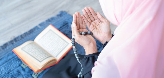 femme musulmanne prie sur un tapis de priére